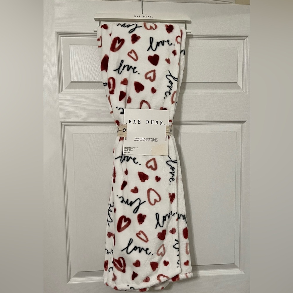 ♥️ RAE DUNN ‘LOVE’ PRINTED PLUSH THROW ♥️